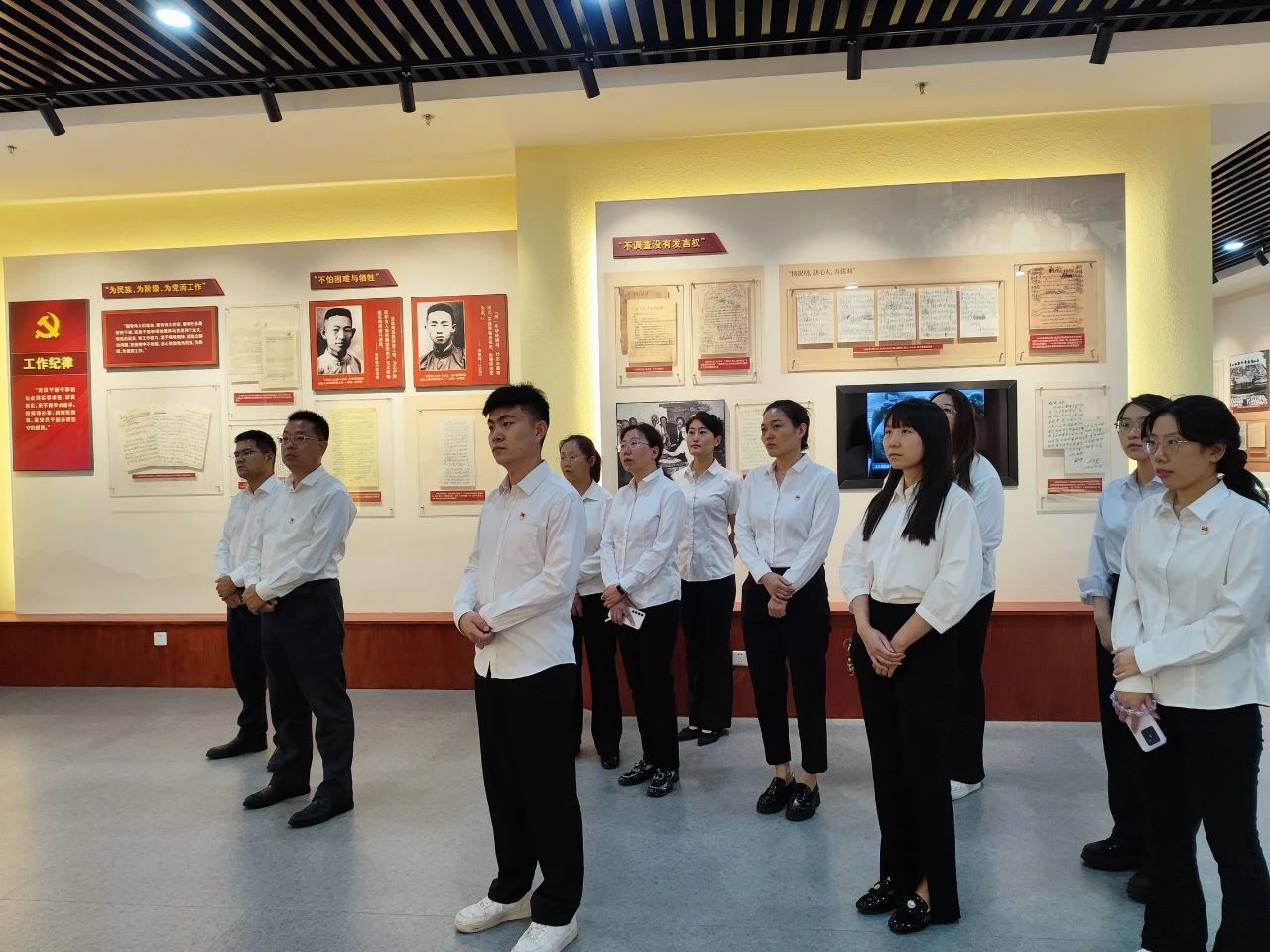 沥青开云篮球_开云（中国）有限公司权属单位路用新材料开云篮球_开云（中国）有限公司党支部组织参观党纪学习教育专题档案文献展