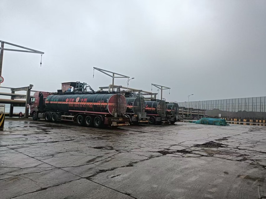冲刺不停步，攻坚战正酣——沥青开云篮球_开云（中国）有限公司“双节”期间完成5000吨进口沥青接卸工作